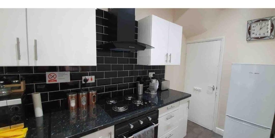 Spacious Two Bedroom House, Parking And Wifi Λιντς Εξωτερικό φωτογραφία