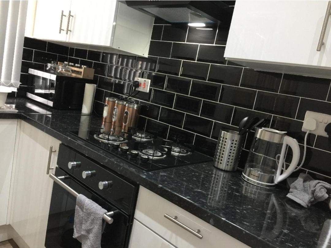 Spacious Two Bedroom House, Parking And Wifi Λιντς Εξωτερικό φωτογραφία