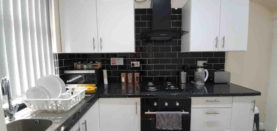 Spacious Two Bedroom House, Parking And Wifi Λιντς Εξωτερικό φωτογραφία