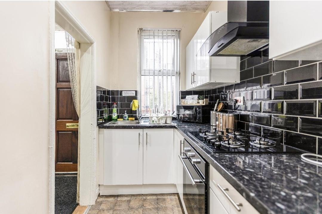 Spacious Two Bedroom House, Parking And Wifi Λιντς Εξωτερικό φωτογραφία