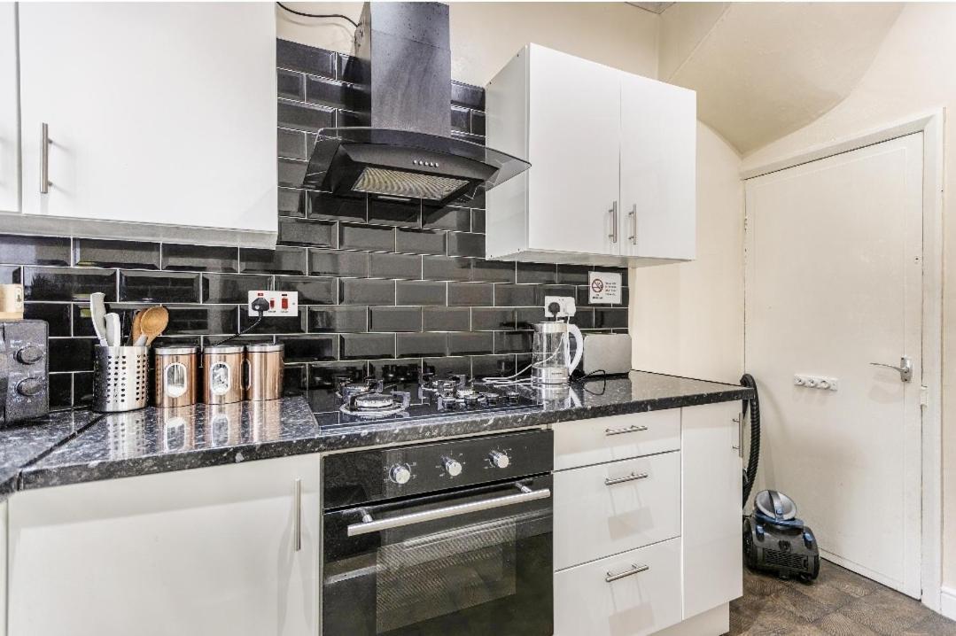 Spacious Two Bedroom House, Parking And Wifi Λιντς Εξωτερικό φωτογραφία