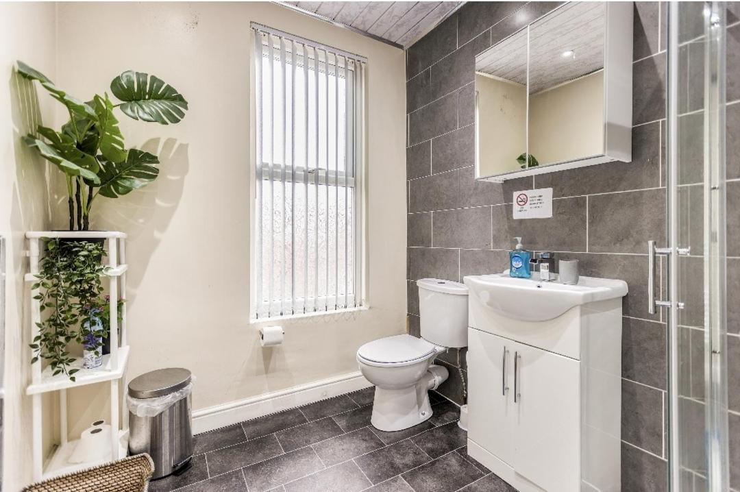 Spacious Two Bedroom House, Parking And Wifi Λιντς Εξωτερικό φωτογραφία